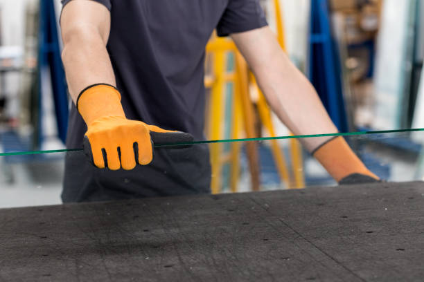 Glass factory, Glazier lifting that table glass